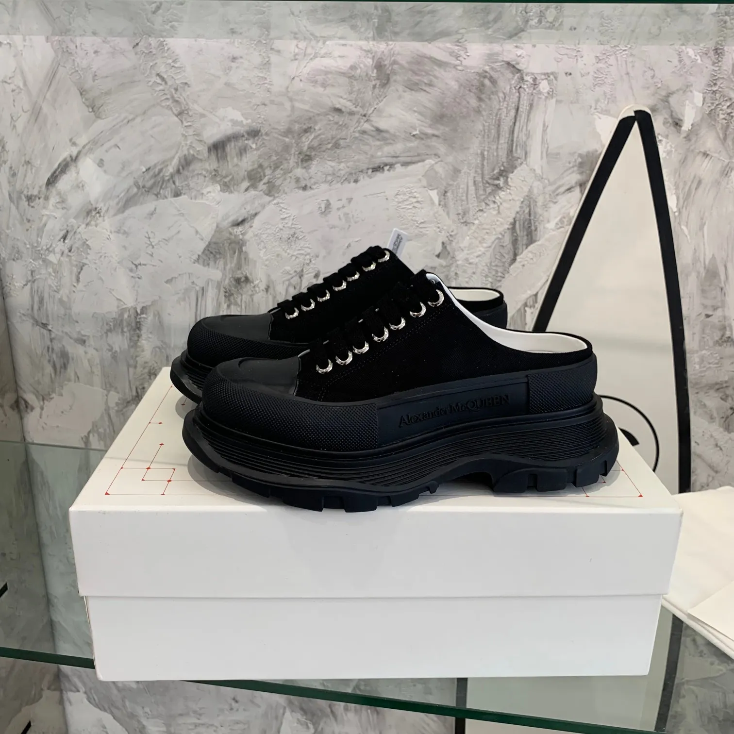 👟👟Ex-factory price 500👟👟 Mc Queen is in stock all year round [Rose] McQueen [Rose] dad shoes [Rose] ss early spring first release‼ ️‼ ️The latest Milan Fashion Week T-stage catwalk model, the unique and personalized design is very classy on the feet, and the round toe design allows the toes to be completely released. I spent a lot of money to buy multiple pairs of the originals and dismantled them and made replicas. Many celebrities such as Guli Nazha, Wu Lei, and Internet celebrity bloggers have endorsed Xiaohongshu’s popular products, and the products are sold out at the counters! Fabric: Imported pure cotton fabric Lining: Imported silk sheepskin Feet: Imported silk sheepskin Size: Women's 35-40. Packaging: original full set of packaging, outsole: increased by 5 cm, original outsole